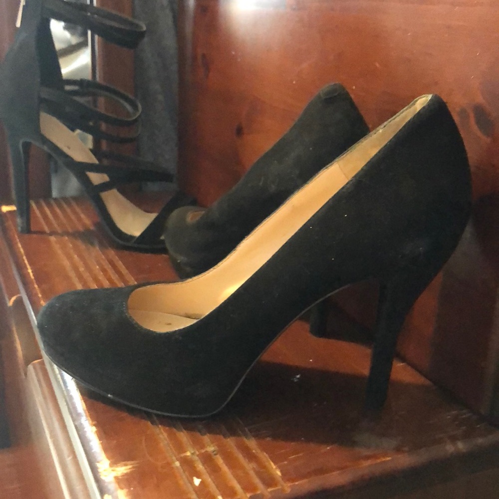 Black pumps